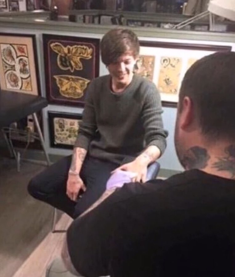 later that year in December. L got his 28 tat. look such a baby. Why he looks like fetus Lou¿