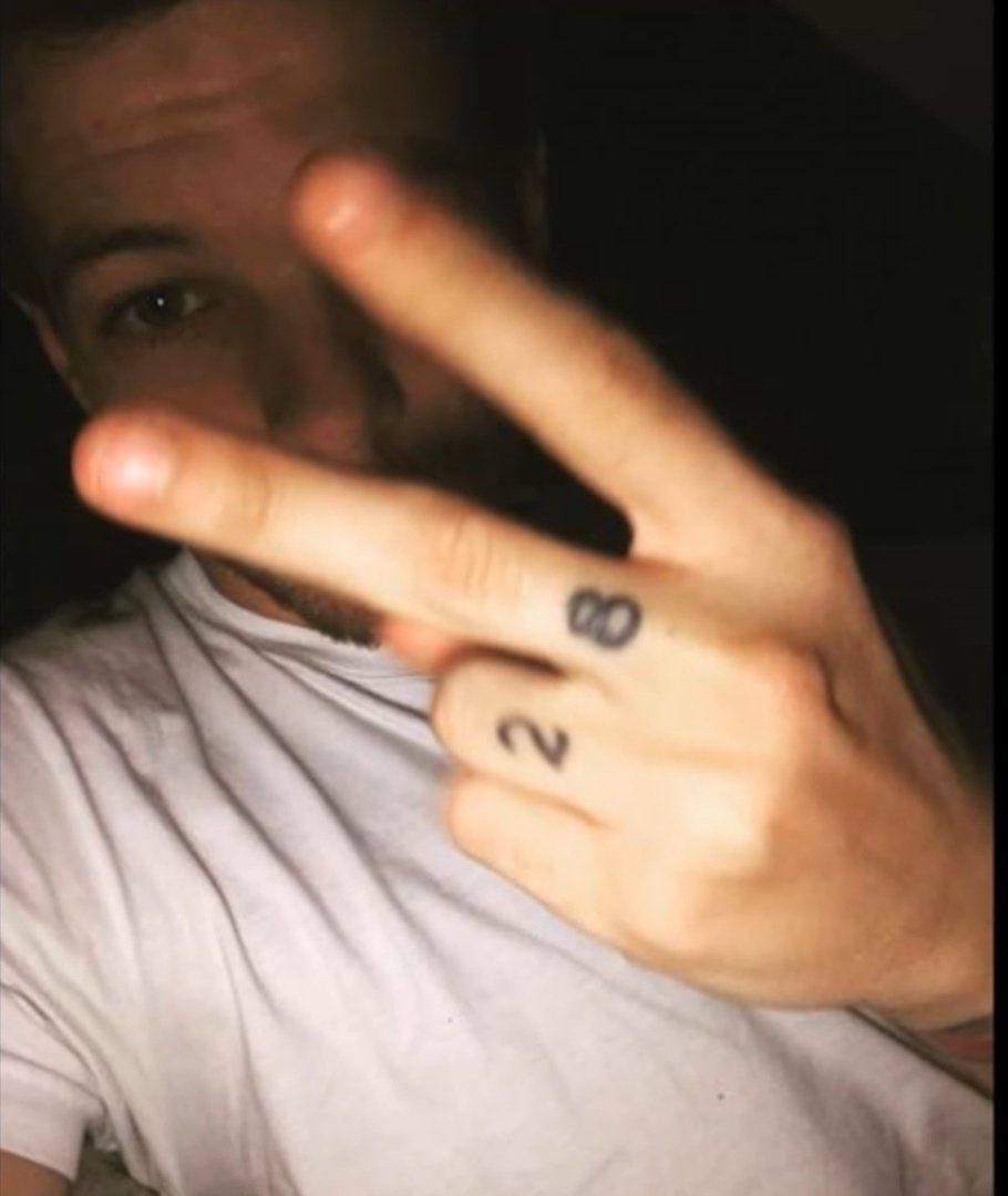 the third is not a larrie selfie but it's so CUTE. that's why is here. nvm.