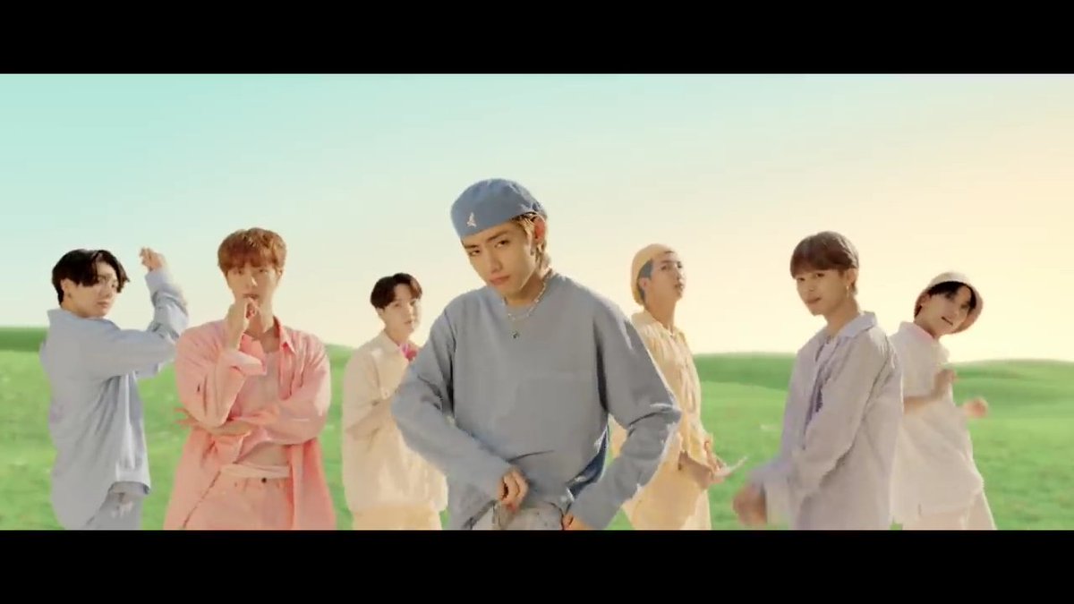#BTS_Dynamite #DynamiteToday #BTSARMY
КАК ОНИ ЭТО ДЕЛАЮТ??? И клип и песня яркие, запоминающиеся, просто фантастические😍 А стиль диско для <a href="/BTS_twt/">방탄소년단</a> - это что-то новенькое👍 Мне очень понравилось, я влюбилась в эти яркие краски👏