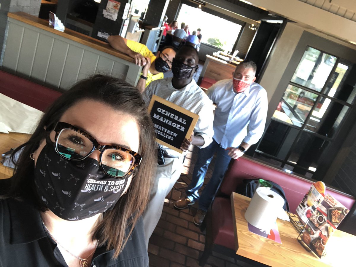 amanda3mckinney's tweet photo. Thrilled to share this moment celebrating newly promoted #GeneralManager @Matthew2Collins with @Billsmakemesad & @Cgravens1 #GMSign ✔️ #ChilisGrow #CGC #GrowingSunflowers @Mkchambers11 @rationaljackass @EvelynAngel1019 @KentTaylor10 @briannaVroberts @paulgordon1165 @train3rgirl https://t.co/DqLRl7qzLr