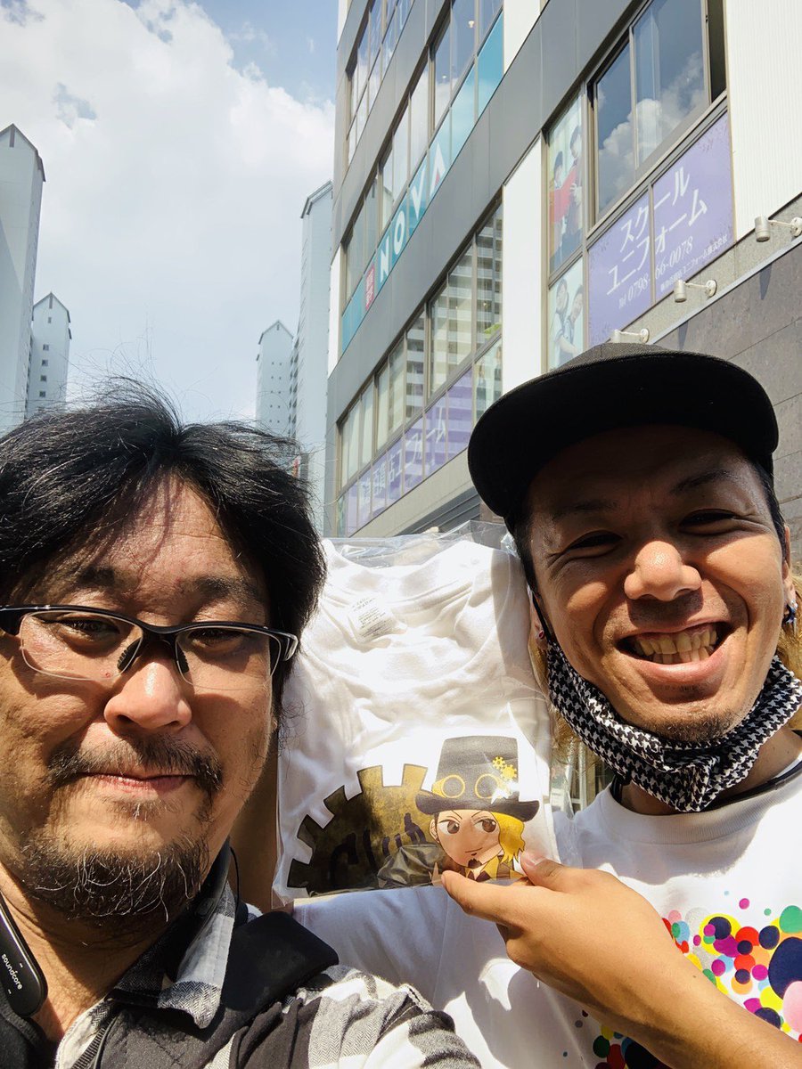Tututututtu's tweet photo. プロドラマーあだっちょこと安達広之@Hiroyuki_Adachiさんclub221Tシャツ購入ありがとうございます!
ドラムのダブルストロークで悩んでいる方はご相談してみて下さい🤣
#club221
#Tシャツ
#西北で待ち合わせ
#イチナナライブ月金で午前中ドラム配信やってるってよ https://t.co/yn5sA4f9fd