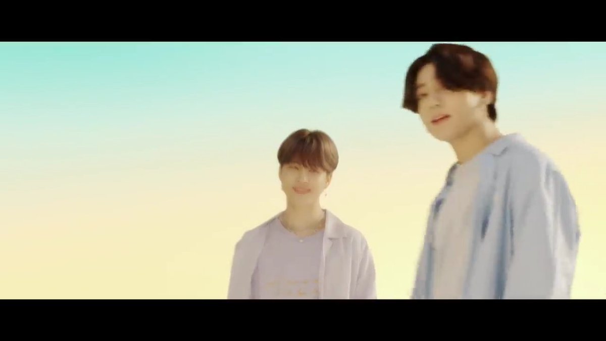 #BTS_Dynamite
#DynamiteToday #BTSARMY
Взгляд Чимина😂 Как будто он его съесть хочет😅
