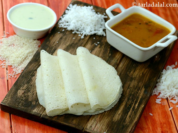 Utara biasanya akan makan: paratha, chapatti, puri, and roti yang diperbuat daripada tepung putih. Selatan akan makan berasaskan beras seperti dosas nasi (gambar) idlis (gambar), vadas and uttapams