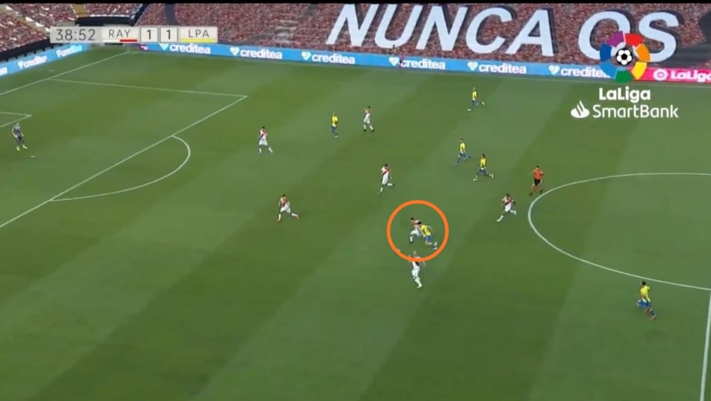 No es un jugador veloz. Es poderoso en la conducción, sabe cómo proteger el cuero, pero sin esa puntita de velocidad es normal que, muchas carreras a campo abierto, termine perdiendo el duelo. Es joven y su tren inferior no está hecho del todo.