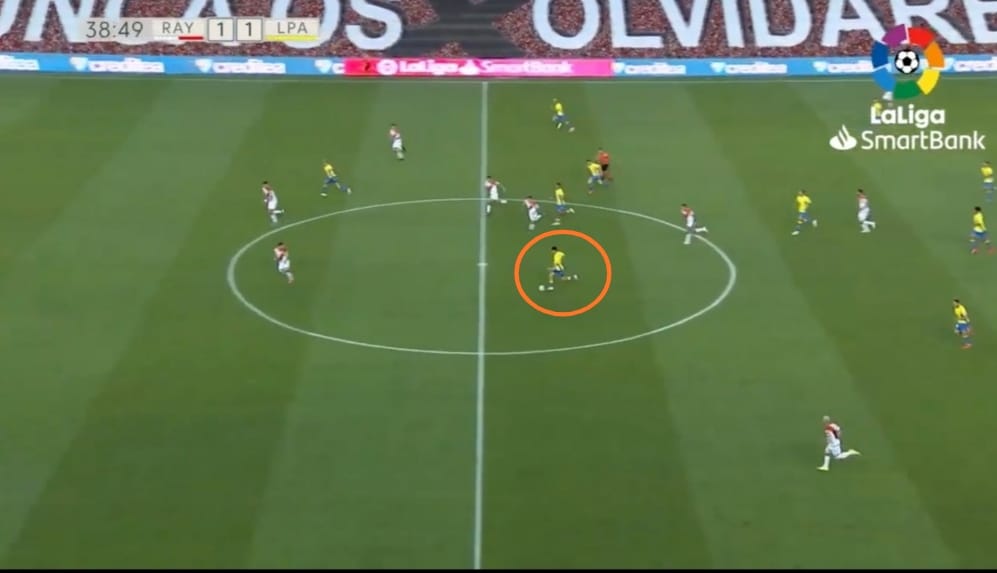 No es un jugador veloz. Es poderoso en la conducción, sabe cómo proteger el cuero, pero sin esa puntita de velocidad es normal que, muchas carreras a campo abierto, termine perdiendo el duelo. Es joven y su tren inferior no está hecho del todo.