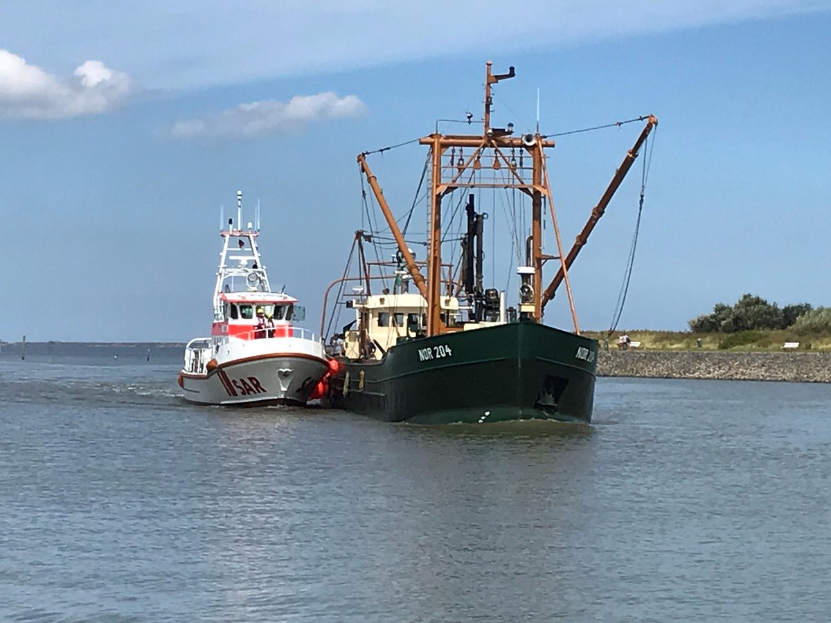 Der auf #Norderney stationierte #Seenotrettungskreuzer „Eugen“ der #DGzRS und das #Langeoog Rettungsboot „Secretarius“ kamen am Mittwoch einem manövrierunfähigen #Muschelkutter zu Hilfe und schleppten ihn in den Hafen von #Bensersiel. 
Foto: DGzRS / Jens Stiegel
