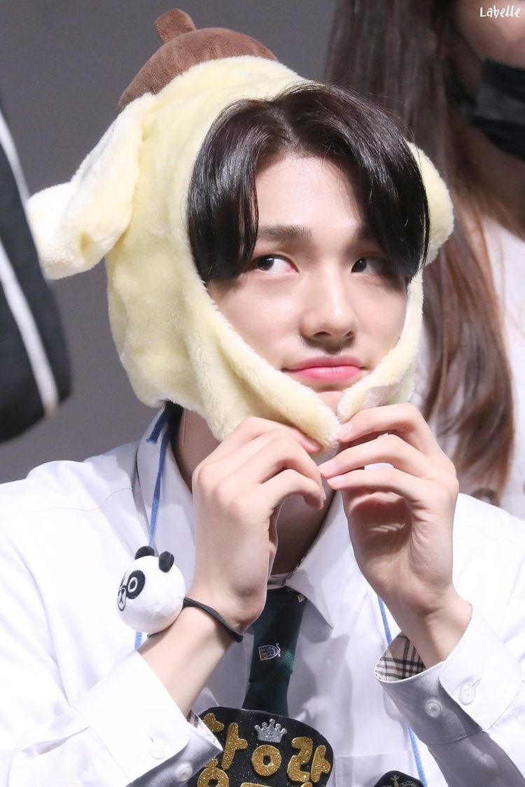 — hyunjin being cute; a thread to make you smile :) #StrayKids  #skz