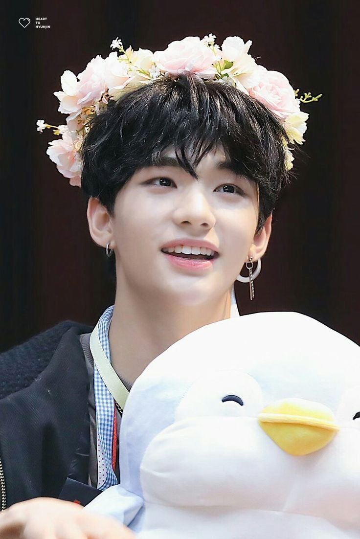 — hyunjin being cute; a thread to make you smile :) #StrayKids  #skz