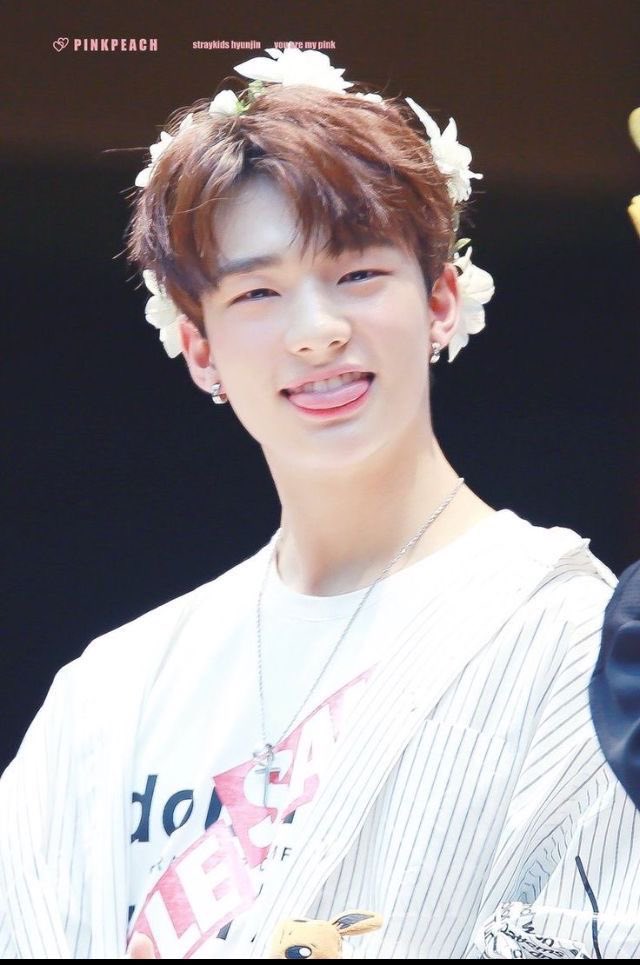 — hyunjin being cute; a thread to make you smile :) #StrayKids  #skz