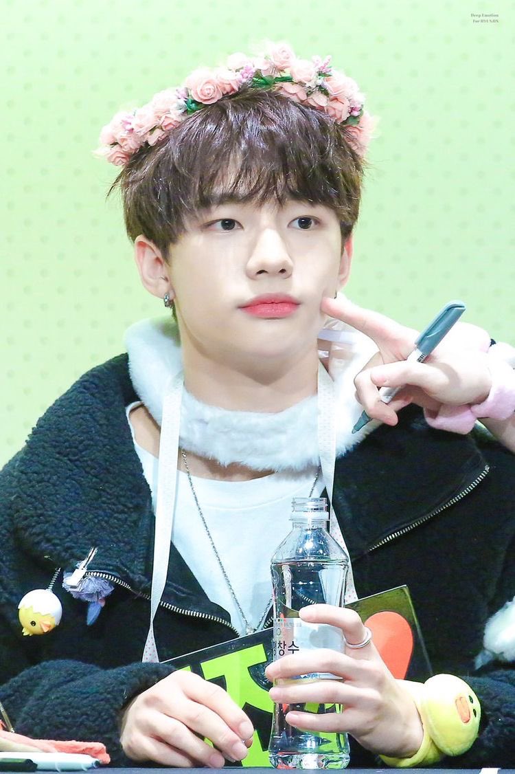 — hyunjin being cute; a thread to make you smile :) #StrayKids  #skz