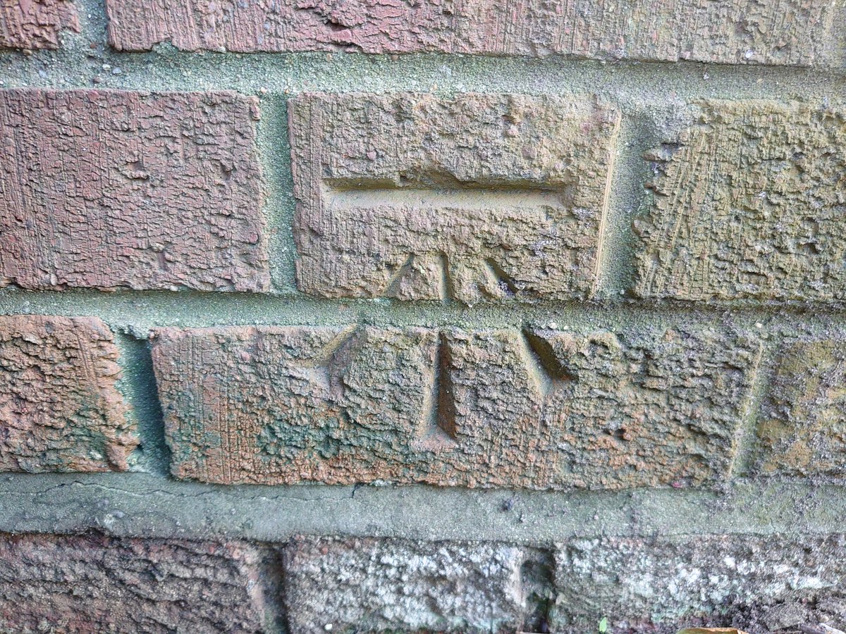 PaulMagan2's tweet image. And we are off.. @FenEdgeTrail.. Warboys to Somersham.. First stop Warboys bus shelter and her little #OSbenchmark hidden around the back. @OrdnanceSurvey @Dennis_Maps @FascinatingFens @FenlandFlag #warboys..