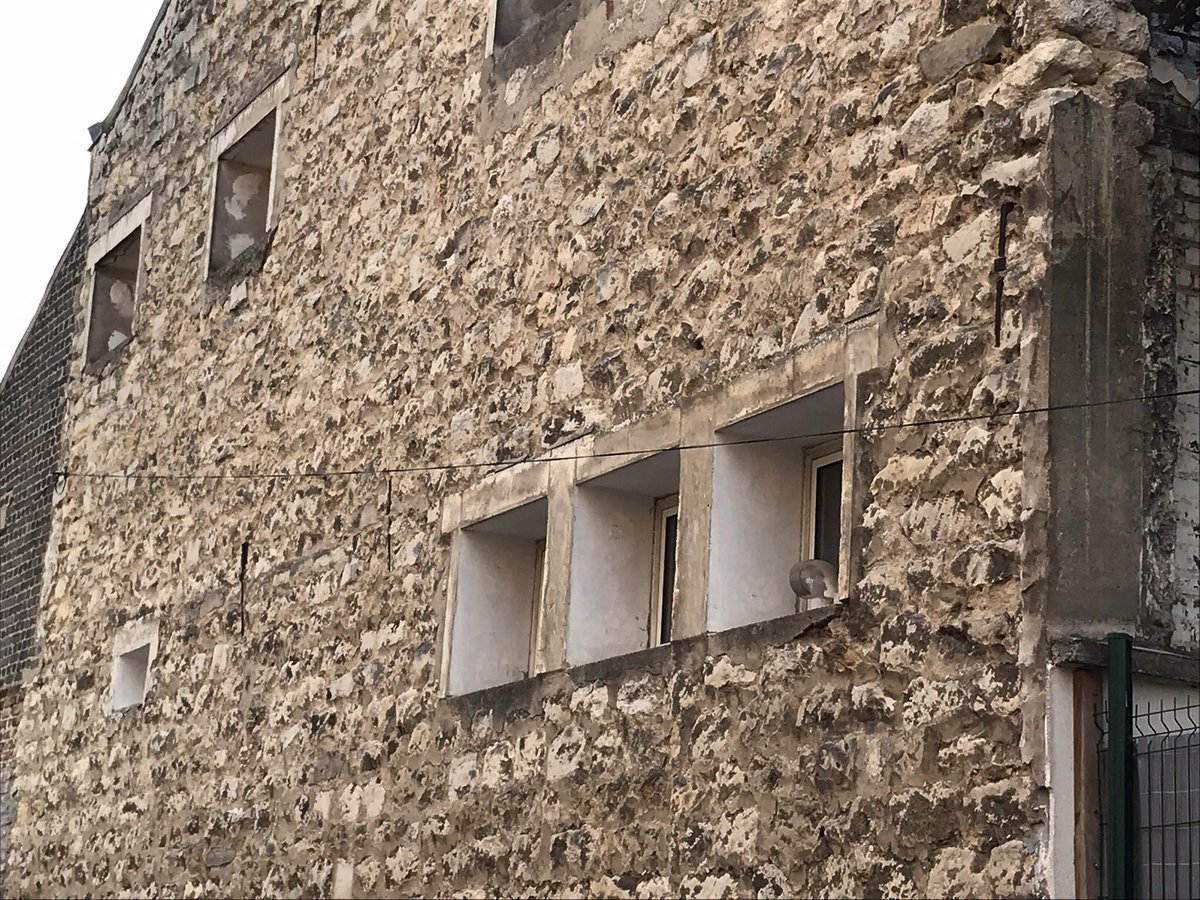 william_monroe's tweet photo. @villedemalakoff Un fil électrique disgracieux pendouille au niveau des fenêtres de notre logement côté mail Maurice Thorez. Pourriez vous intervenir svp pour revoir l’installation ? Merci ! https://t.co/22ZQVw0ad9