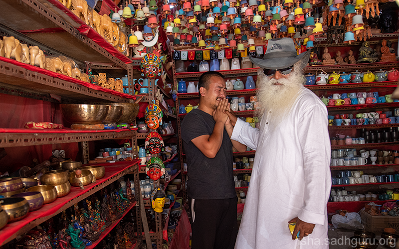 SadhguruJV's tweet photo. Whoever you meet, speak to them like it is the last time you may have that opportunity. It will transform your life. #SadhguruQuotes https://t.co/B7XfxyDkEm