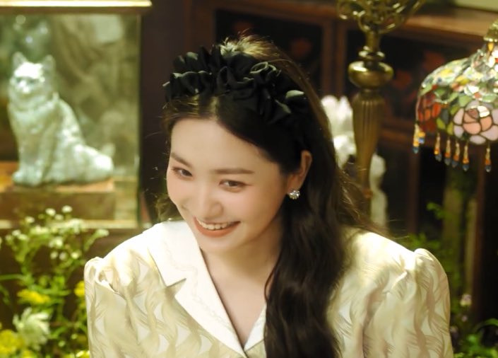 cuteyeripics's tweet photo. she’s so beautiful 🌿✨

#YERI #예리 #RVOurMilkyWay https://t.co/ceZ08BhF7U
