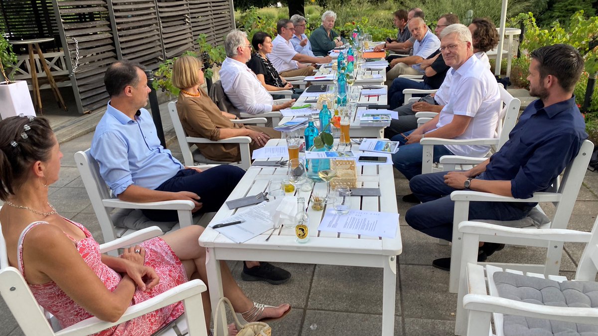 fgl_bb's tweet photo. Die Grüne Branche im Gespräch mit dem @MLUKBrandenburg:
Am gestrigen Abend hatte der @fgl_bb zusammen mit den Landesverbänden des @BDLA_BB und der #DGGL, Staatsekretärin @bender_silvia und Referatsleiter Dr. Harald Hoppe zum politischen Dialog nach Potsdam geladen. https://t.co/xM8LAV6KKW
