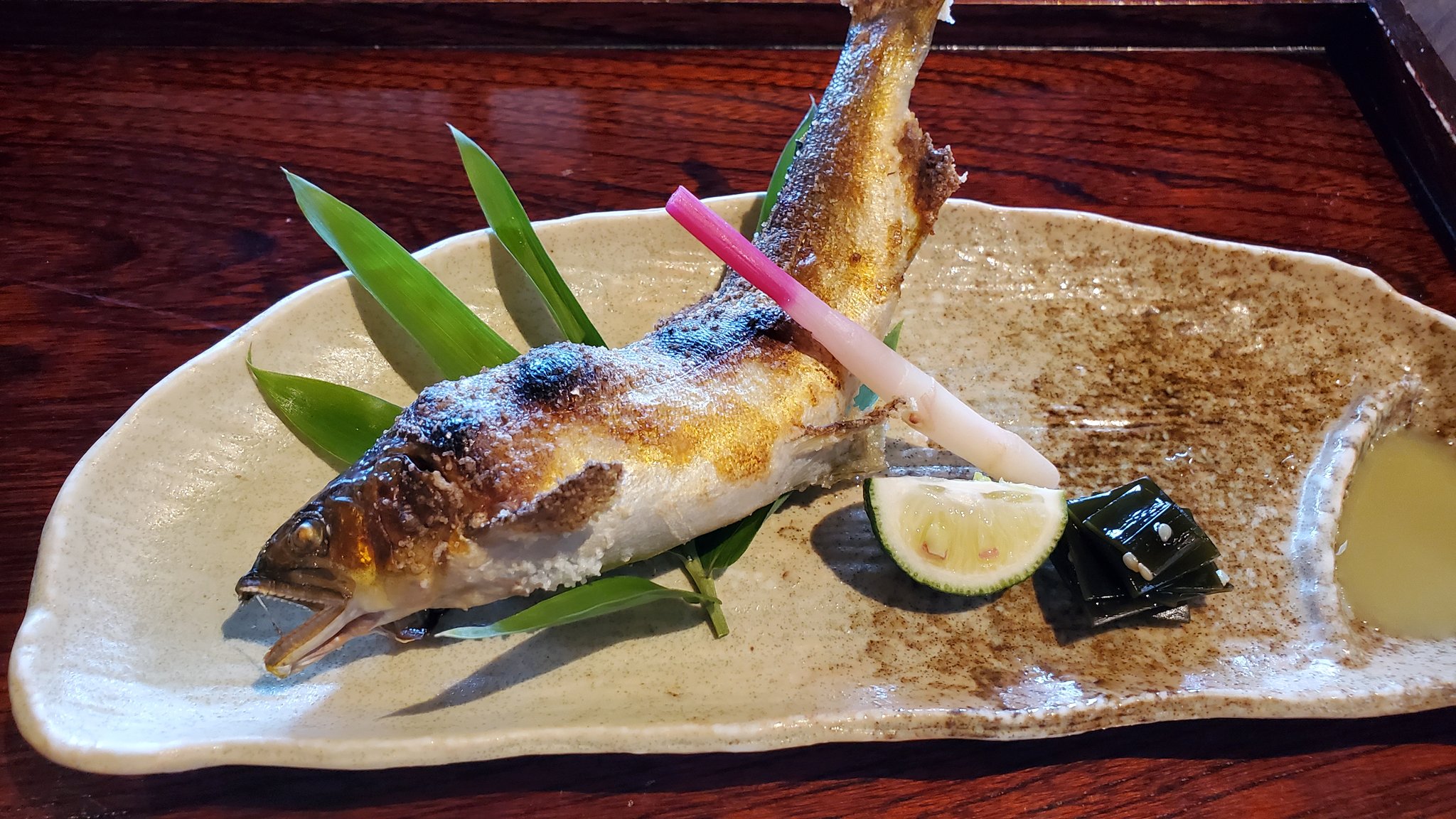 全部喰いのすぎすぎ 美味しい店2500軒訪問しました 萱 長野県千曲市 萱の膳2750円 鮎の塩焼きは魚がうねっているので 串刺しで焼いたのかな すげー旨い サーモンのお造りは肉厚歯ごたえ これは旨い 蕎麦屋の蕎麦プリンって 弾力があって普通のプリン