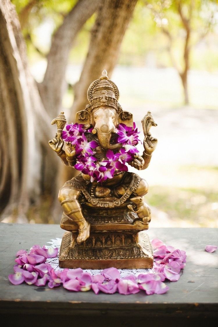2/nyou should choose appropriate idols which are in harmony with the rules and principles laid down. While keeping a ganesha idol at home during  #GaneshChaturthi, people may face a dilemma that whether they choose the Ganpati idol with left sided trunk or right sided trunk.