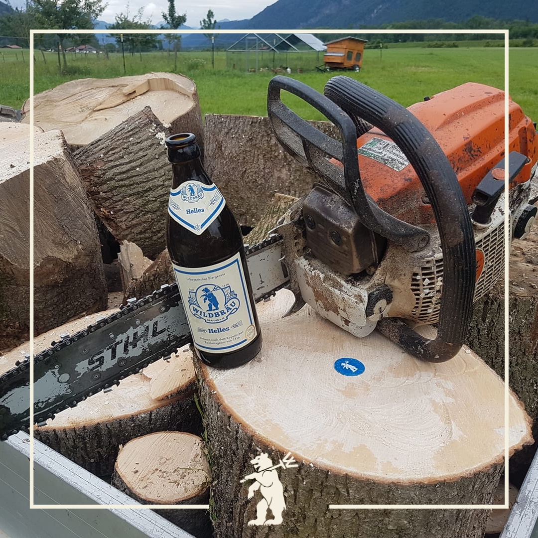 GrafingV's tweet photo. Koa Kettensägen-Massaker bittschön. Des Bier immer erst nach getaner Arbeit genießen 😉😂
Danke fürs Foto @schweiberer Michael
#bierliebe #urbayrisch #Heimat #Grafing #lokalesBier #hopfen #wildbräu #tradition #grafing #heimat  #grafing #heimat #bierliebe #bier #beerstagram https://t.co/SbXUqTLnBI