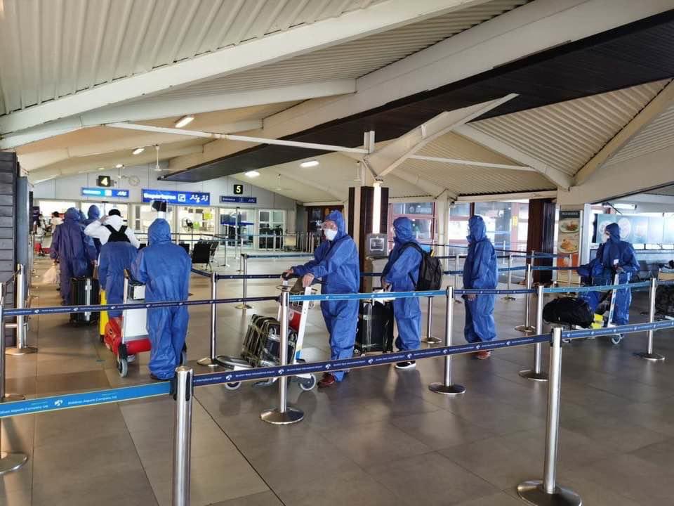 fawzieUL's tweet photo. 102 Chinese National from #Maldives took wing to China today via Colombo on @flysrilankan flight UL102. Thank you @mohamedfiraq @Rosh19871217 for absolute #Safetyprecautionary arrangement #FlyWithTheBest #FlySriLankan https://t.co/yTuvDDrTBM
