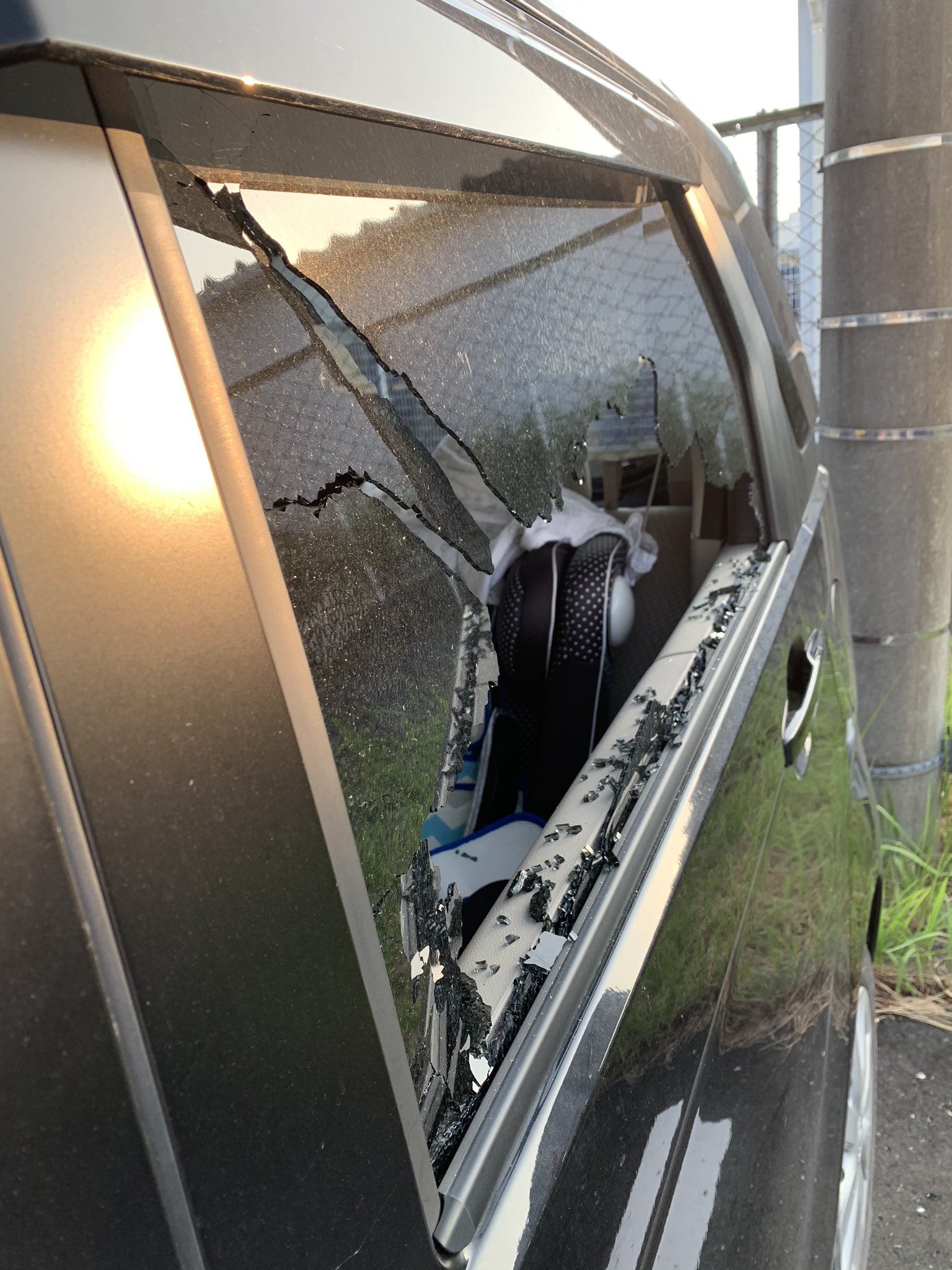 最近増えている熱による内部圧で 車の窓が割れる事件が多い 窓を少し開けて 熱を逃がそう 話題の画像プラス 最近増えている熱による内部圧で 車の窓が割れる事件が多い 窓を少し開けて 熱を逃がそう 話題の画像プラス