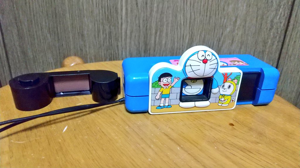 スギッチ ドラえもん110カメラ シャッター単速 絞りもないので完全におもちゃの部類に入る110フィルムを使用するカメラ 4枚目の小さいドラえもんが画面に写り込む仕様になっている 果たしてちゃんと写るのか T Co 0zvsmbysas Twitter スギッチ ドラえもん110カメラ シャッター単速 絞りもないので完全におもちゃの部類に入る110フィルムを使用するカメラ 4枚目の小さいドラえもんが画面に写り込む仕様になっている 果たしてちゃんと写るのか T Co 0zvsmbysas Twitter
