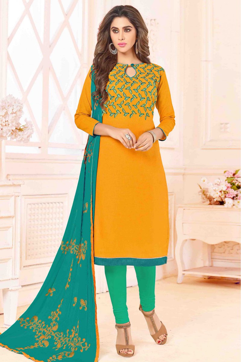 Pun berbeza. Misalnya, Utara India, wanita-wanita mereka lebih selesa memakai pakaian seperti salwar kameez & chudidaar (lihat gambar). Di Selatan India, penduduk sana lebih selesa berpakaian Sari, dan Sari agak jarang dilihat di Utara. Nampak familiar macam filem Bollywood kan?