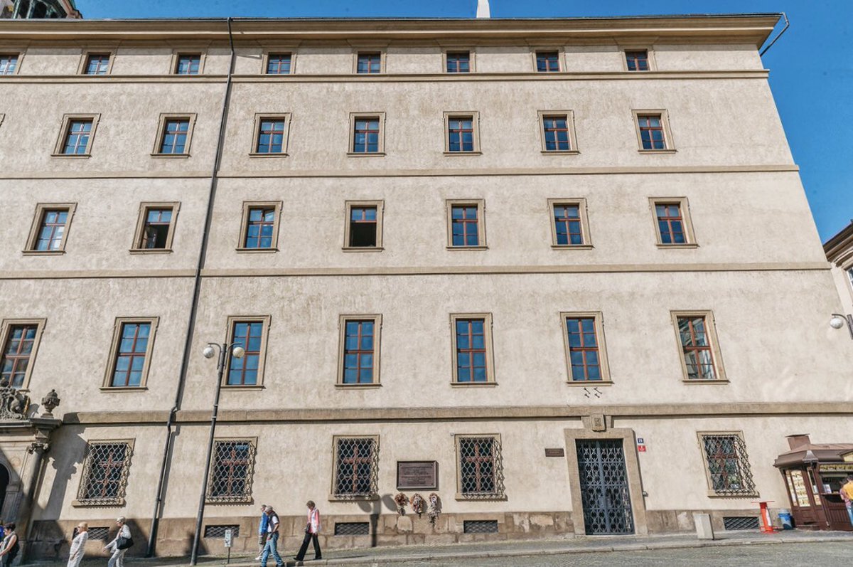 morbidpitbull's tweet photo. Pic 19 - #streetsofprague -- photos from the Lesser town , in and around Prague castle area #Prague #Czech, clicked sept 2018 . Have a great day Czech Republic 🇨🇿 #travel #architecture #natgeotravel @natgeotravellerindia @natgeotravel @voyaged @natgeoyourshot #street https://t.co/m7BzXj7Q07