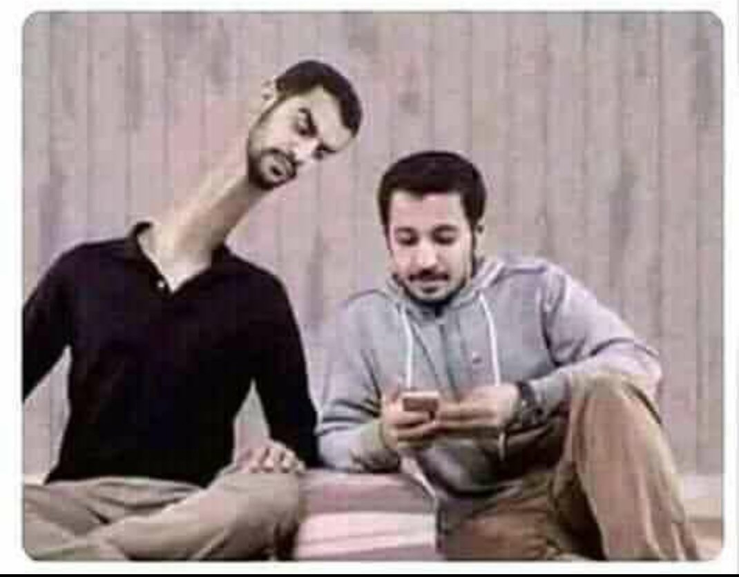 KhanFadiha's tweet photo. I hate when I use my phone and people do this 😉😉 https://t.co/V7SexphdOr