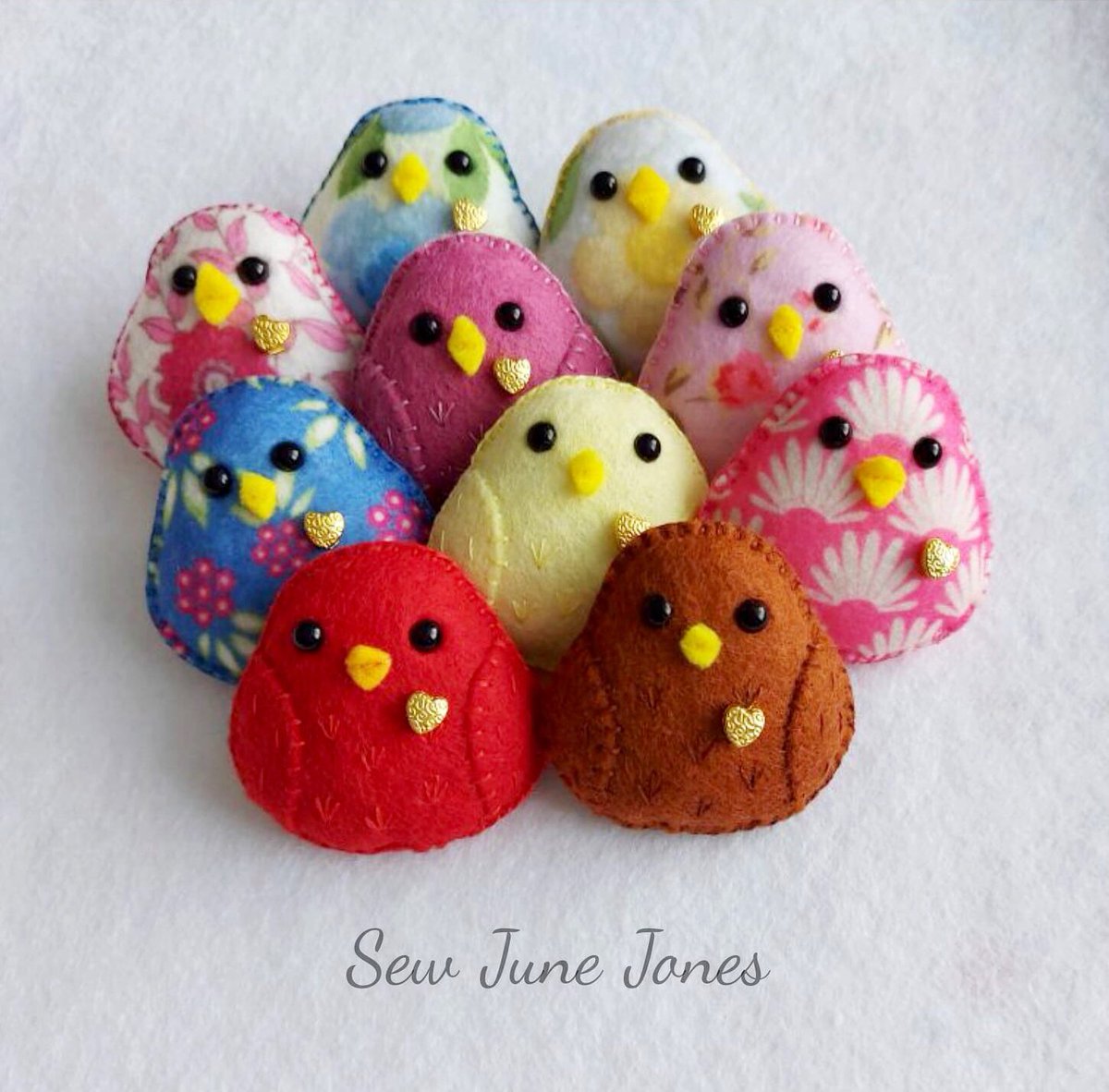 sewjunejones's tweet photo. Here’s a new flock of Worry Birds ready for their new homes. #EarlyBiz #worrybirds #handmade #etsy
https://t.co/LUlqloY1Qn https://t.co/XdtIWgQ1W4