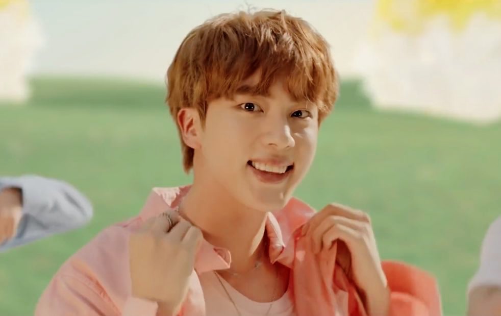 nayestare's tweet photo. I'll give away everyhing I have if it makes Seokjin keep smiling like that
#BTSDynamite #DynamiteToday #BTS_Dynamite https://t.co/SxV2fRSRgu