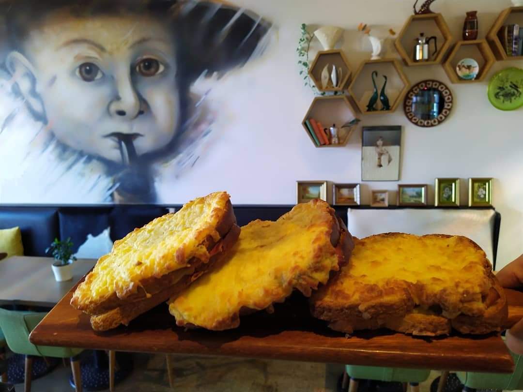 Out of the 1910 Paris cafe scene, this croque monsieur jumps straight into your hands... 👐
A hot, quick snack with ham, cheese and bechamel originating in French cafés and bars. Sure to satisfy your brunch cravings 😋
A bientot 👋
#croquemonsieur