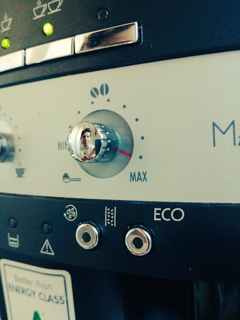 HerrSchienbein's tweet photo. Der Kaffeemaschine im Büro fehlt an Tagen wie heute (oder nach Nächten wie dieser) die Möglichkeit, den Knopf für die Stärke auf mehr als "MAX" zu stellen. Oder irgendwie ein super-duper-Booster-Knopf speziell für Kleinkind·eltern...

#Moini zusammen ❤

#Kaffee #Müde #TGIF https://t.co/tirTcUzEcn