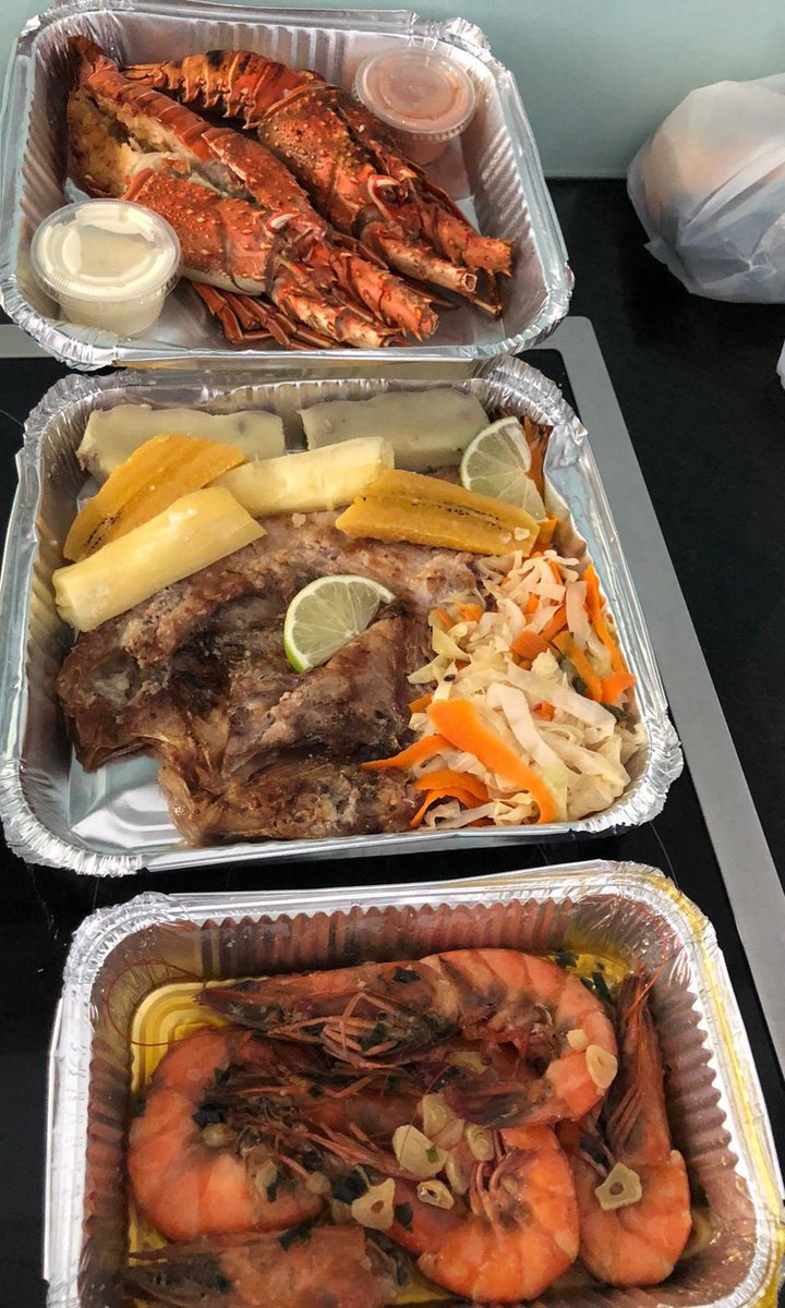  @TUPUCA_LDA does it again! This rapid delivery brought us a taste of the sea: lobster, grilled fish and shrimp.Even after the delivery fee and gorjeta (be kind to your tupuquinha, mamboy, motoboy) the meal is cheaper than one similar in the US or most of Europe.