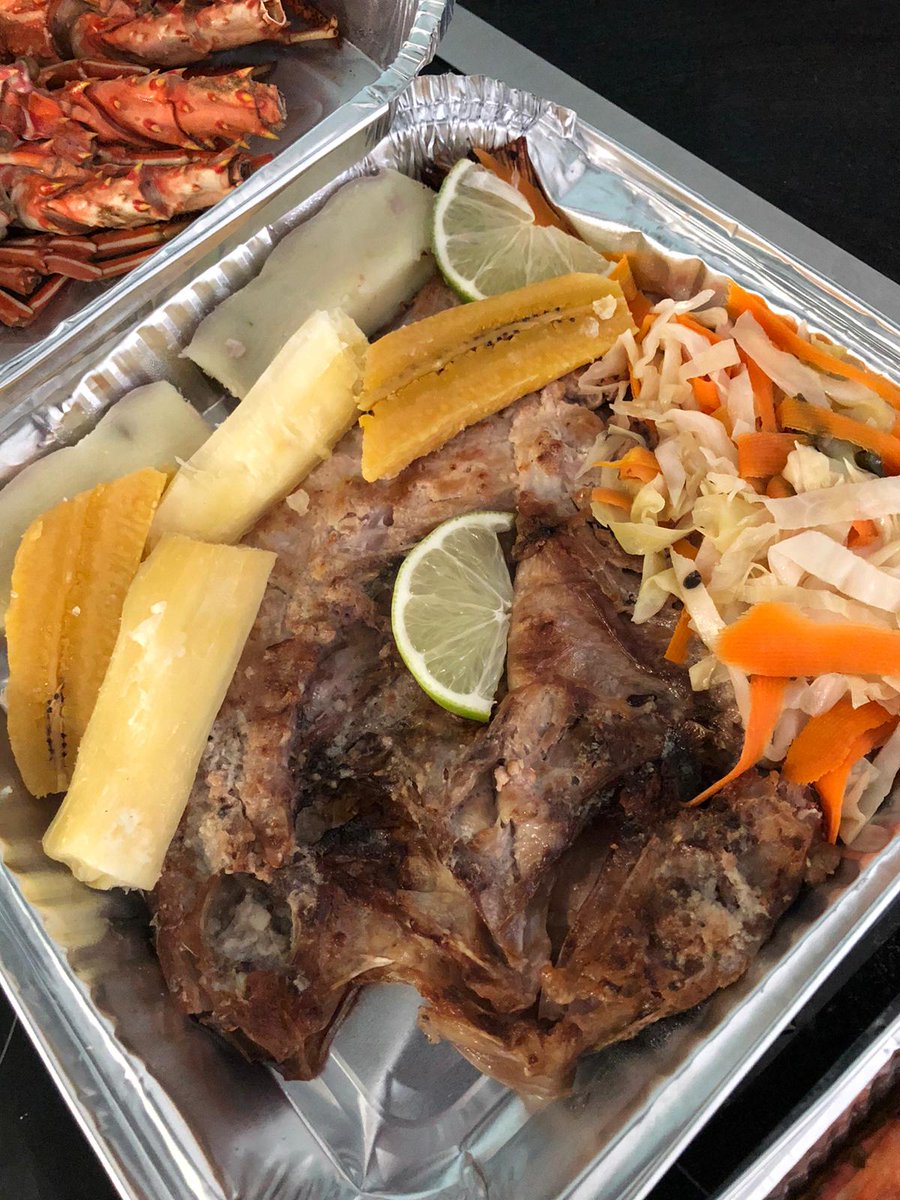  @TUPUCA_LDA does it again! This rapid delivery brought us a taste of the sea: lobster, grilled fish and shrimp.Even after the delivery fee and gorjeta (be kind to your tupuquinha, mamboy, motoboy) the meal is cheaper than one similar in the US or most of Europe.