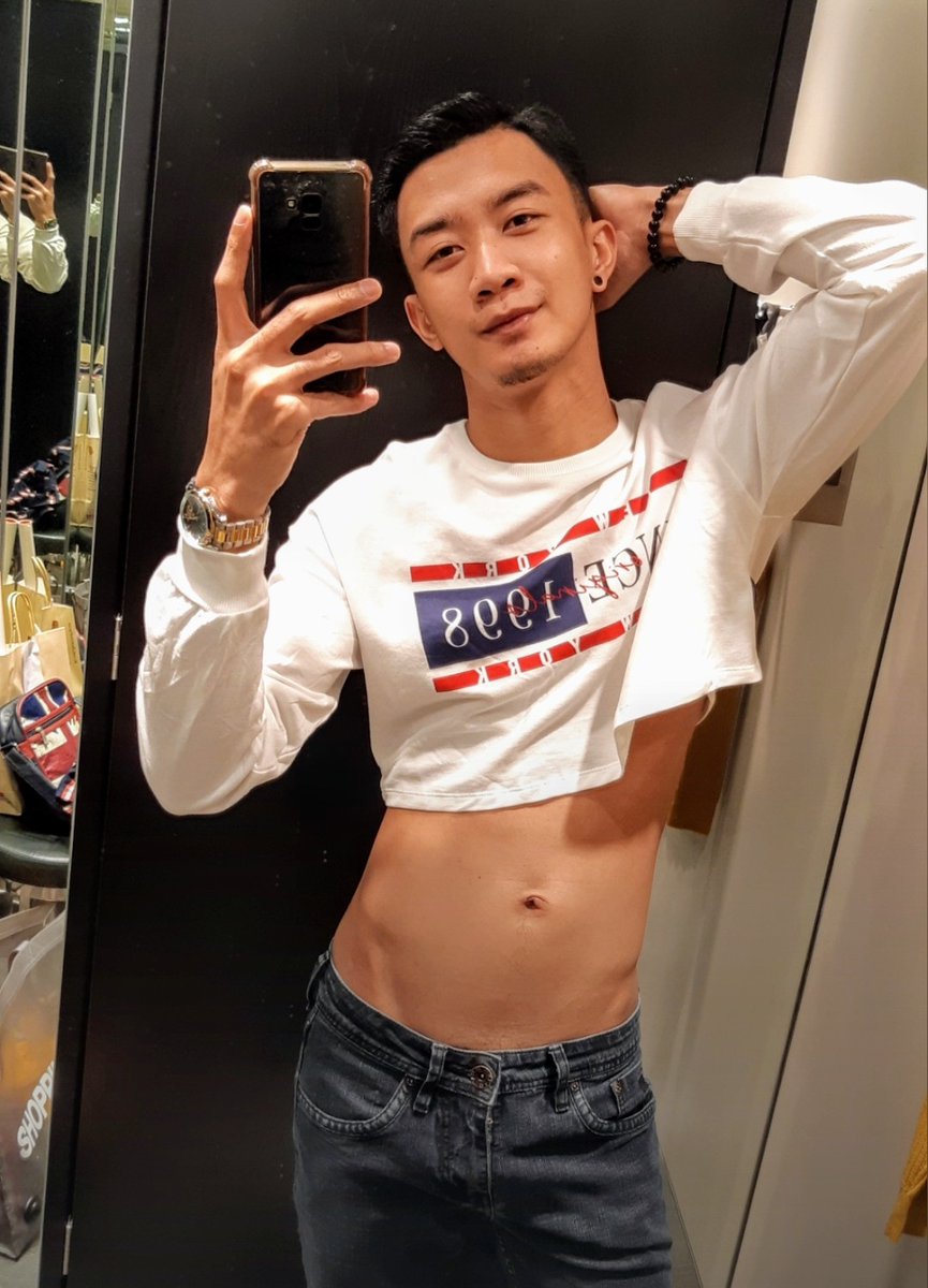 toplesscutie's tweet photo. @MruSuk I tried it too. 😆😂 #croptopformen https://t.co/FwIWUZpsWN