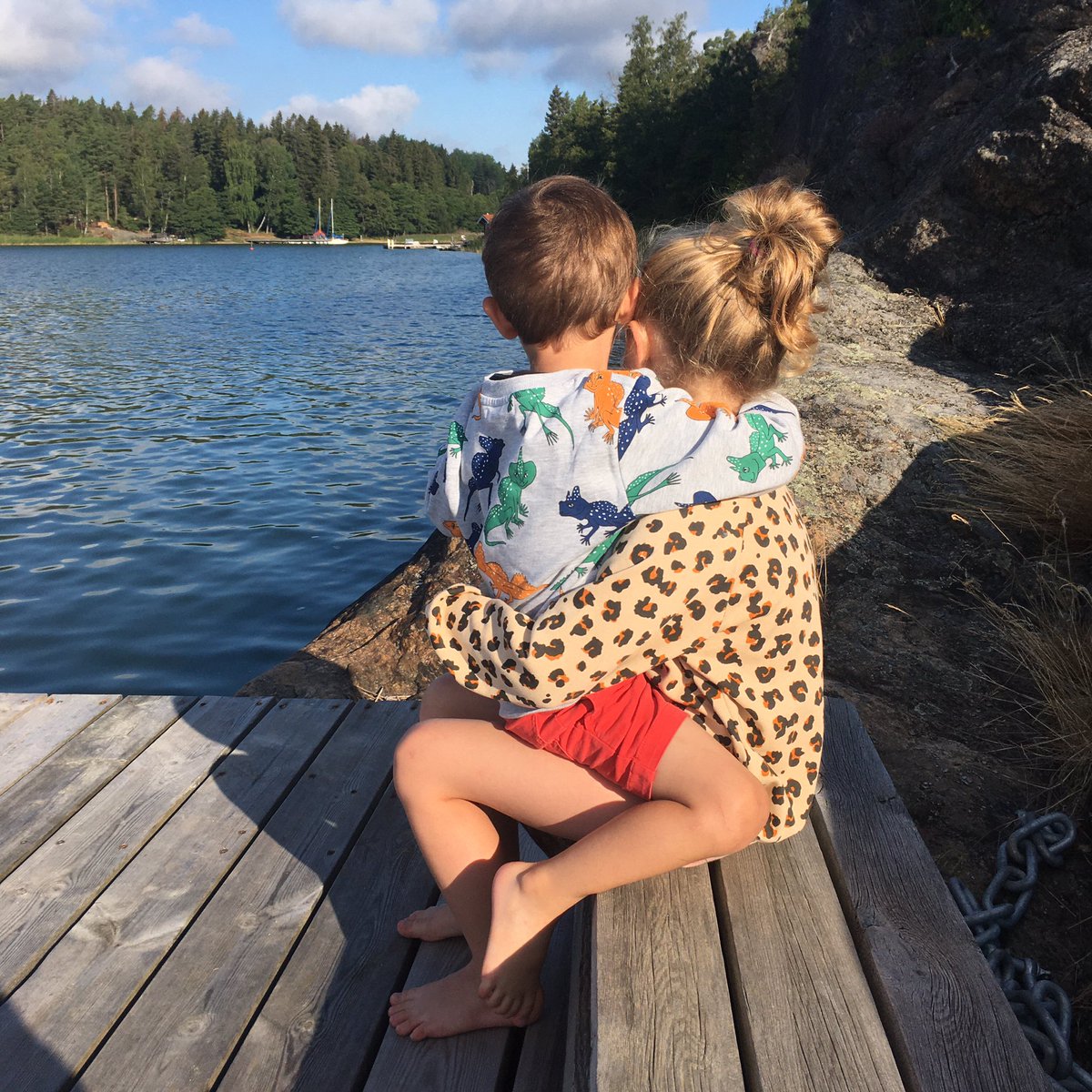 Câlin matin - matin câlin 💛💙#fromswedenwithlove #morninghug #sisterandbrother #MarilouLéon