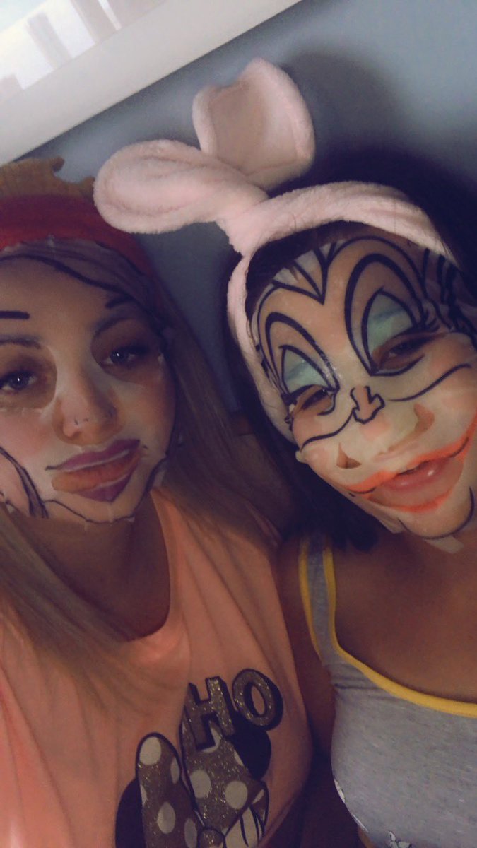 daniellekerr23's tweet photo. Happy Birthday @natashaloub love and miss you lots 🥳❤️🎂 https://t.co/imcEXm9p5o