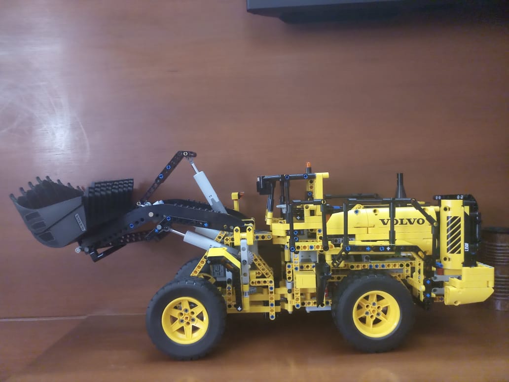 VolvoCEIndia's tweet photo. Kudos to Dhananjaiah and family for building this amazing Volvo LEGO structure! #VolvoCEIndia #VolvoCEFans #AFOL https://t.co/73oFZ8ZjD1