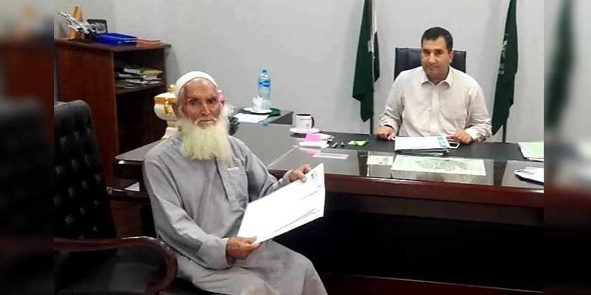 Pksilverlining's tweet photo. مالاکنڈ کے علاقے درگئی میں 76 سالہ بزرگ نے اپنی تعلیم کی پیاس بجھانے کے لیے مالاکنڈ یونیورسٹی میں بی اے میں داخلہ لے لیا.
مالاکنڈ یونیورسٹی میں بی اے کا داخلہ لینے والا 76 سالہ بزرگ چار بیٹیوں کا باپ ہے۔#PakistanSilverLining https://t.co/K5pR7a8Pjr