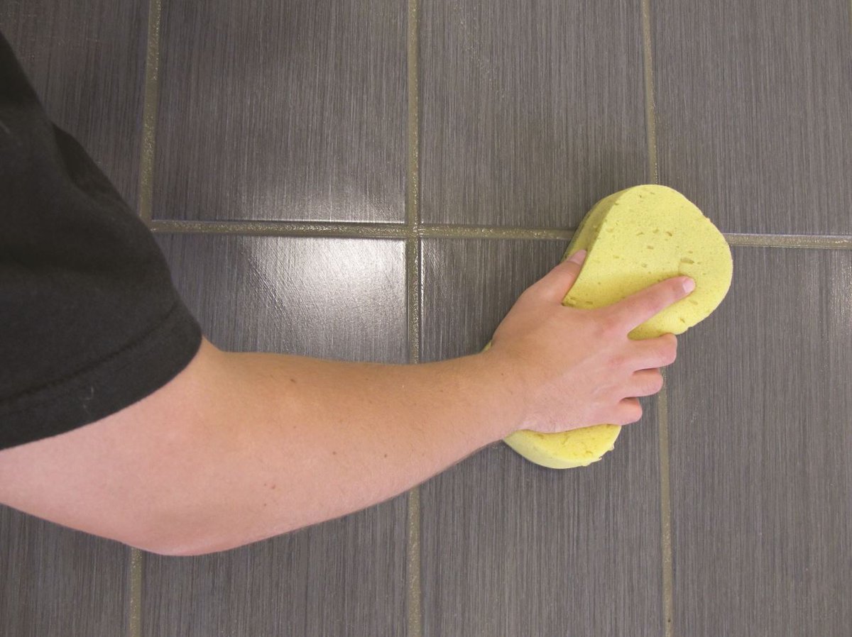 Instarmac_Tech's tweet photo. To avoid patchy grout we recommend cleaning your tiles with a sponge. Wring out as much water as possible as excessive amounts of water can cause the grout to become discoloured #TilingTips #GroutingTiles #PatchyGrout #TopTip https://t.co/ApSU36KvQI