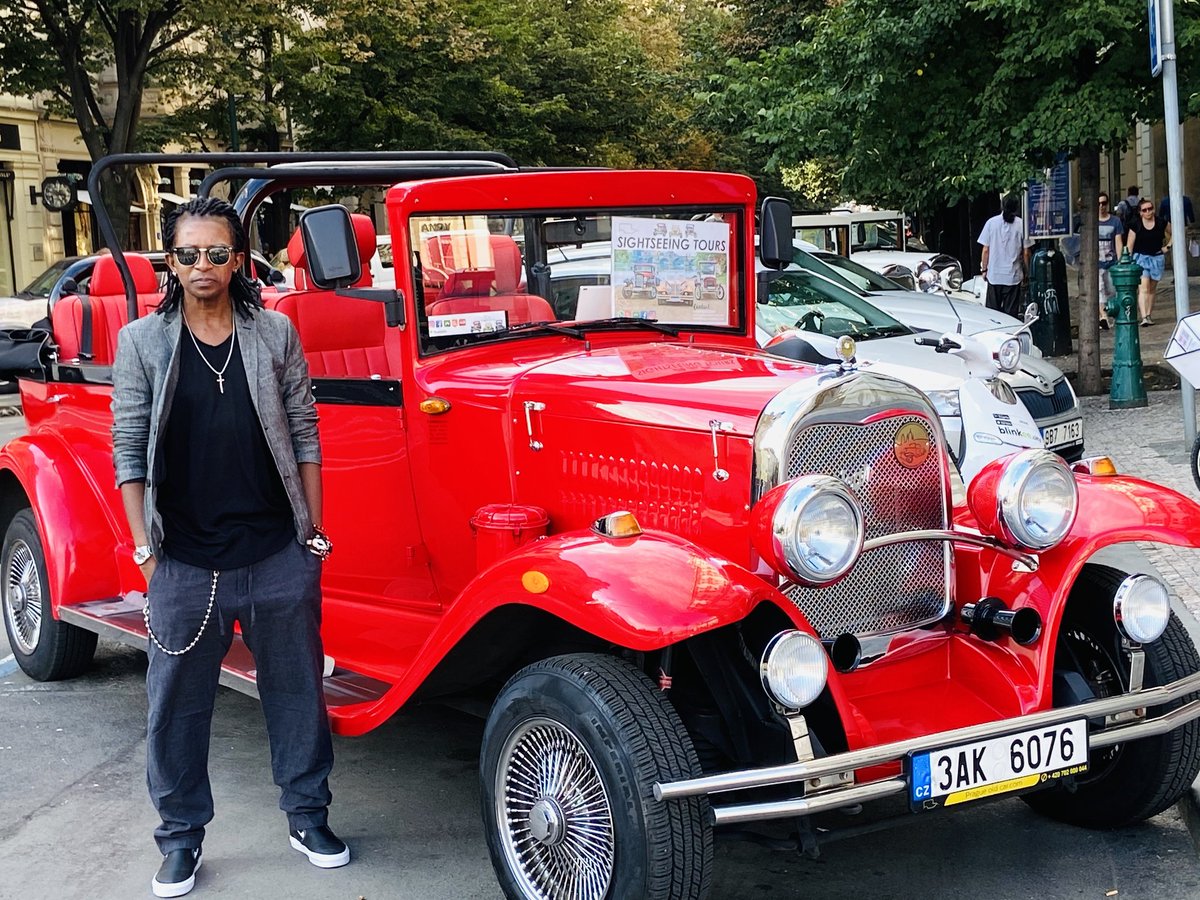 badd_kris's tweet photo. Rouge, la couleur de l'amour. Normal que ça me fasse penser à ma "sexy baby". 😉

Bon début de week-end la famille. De belles choses arrivent très bientôt. 😊

#MotbinamaInternationalRecords #MIR #Music #Musique #Artist #SexyBaby https://t.co/FzK691933k
