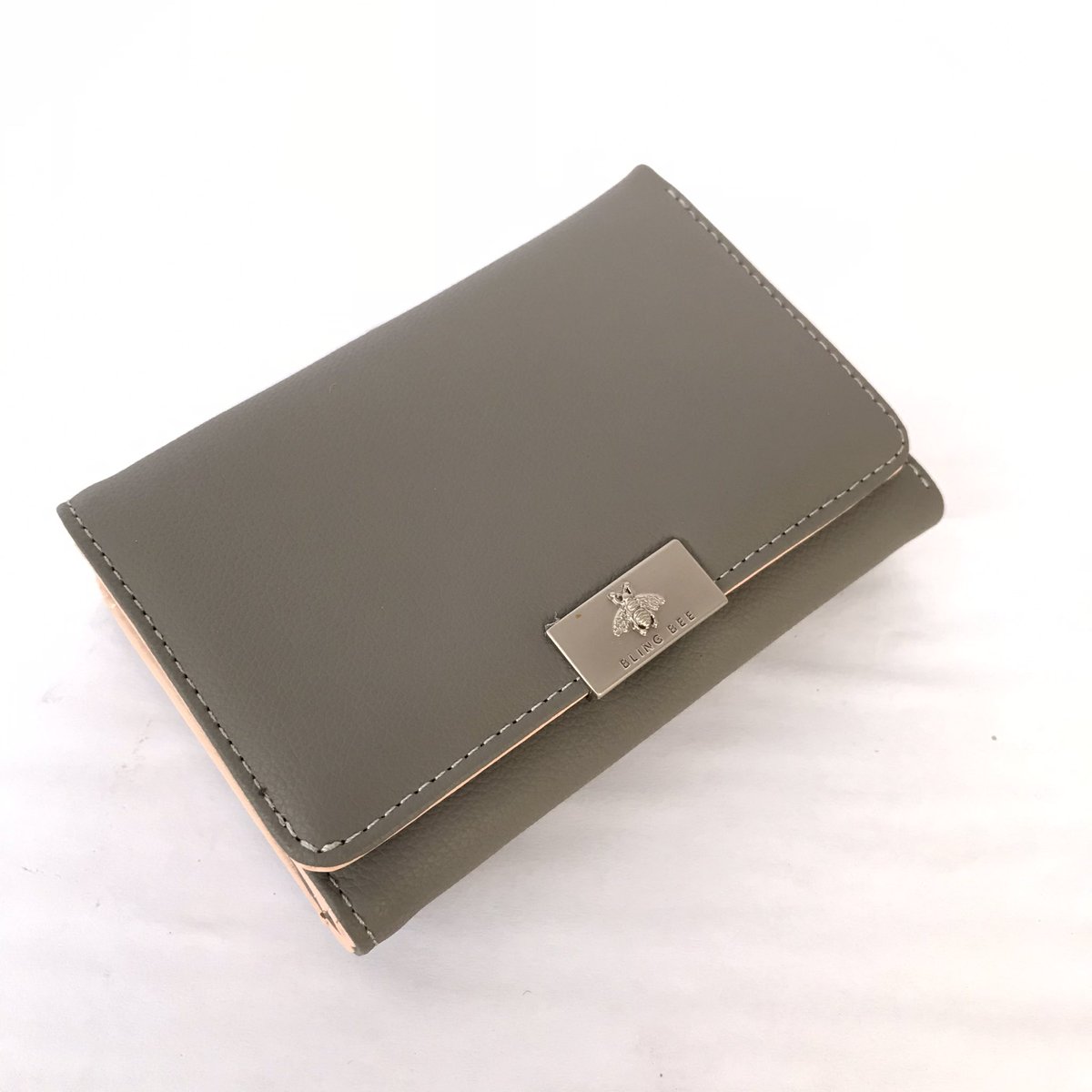 JoBags_256's tweet photo. Wallets are available in different colours! Get one of these at 35,000 shs each. Call/WhatsApp 0781508395 for delivery.
#wallets #jobags #newwallet #onlydelivery https://t.co/u2HH5of3h6