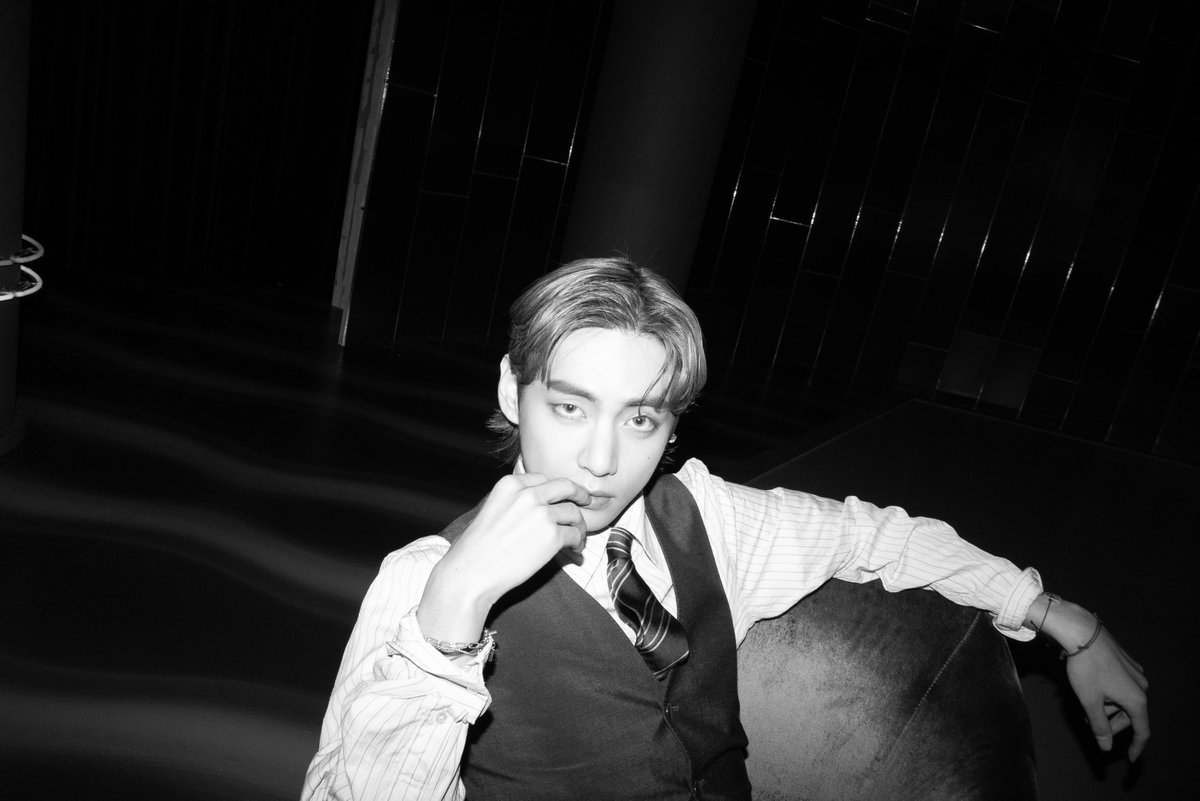 v0nta3's tweet photo. "bro you've changed" bro my bias is Kim Taehyung https://t.co/py7uIBB2Tb