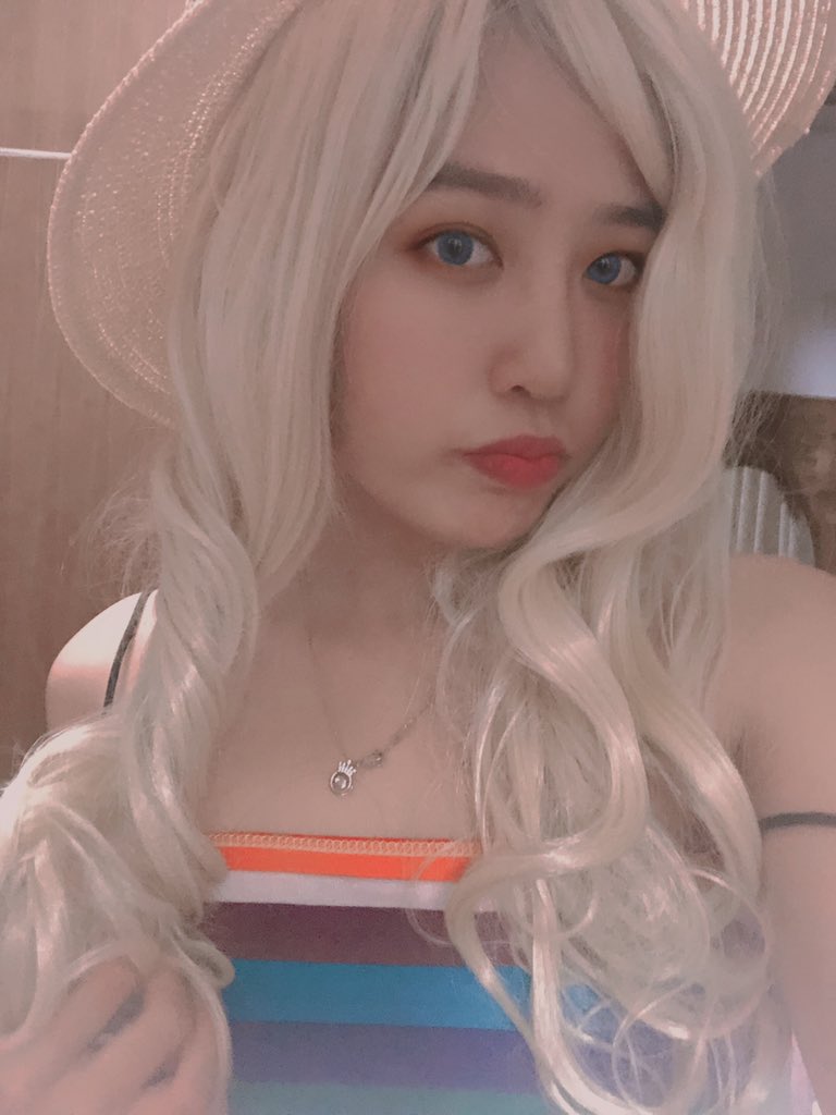 Ning80187384's tweet photo. #chinesegirl when i have white hair https://t.co/NeYgdpLqAA