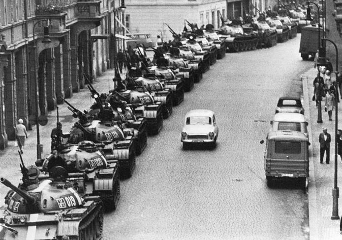 GirbauValenti's tweet photo. #Taldiaconavui, la nit del 20 al 21 d'agost de 1968, tropes del
#PactedeVarsòvia comandades per l'#URSS, van envair #Txecoslovàquia posant fi a l'anomenada #PrimaveradePraga, període reformista i de liberalització política iniciat pel PC txec,amb A.#Dubček, el mes de gener. https://t.co/2aeHVEqw2H