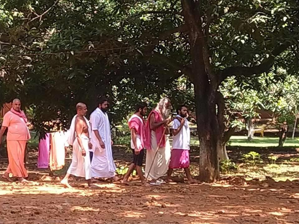RajendraBhinyad's tweet photo. श्री गुर पद नख मनि गन जोती,सुमिरत दिब्य दृष्टि हियँ होती।

दलन मोह तम सो सप्रकासू। बड़े भाग उर आवइ जासू।(परमहंस स्वामी अड़गड़ानंदजी महाराज आश्रम बरचर जंगल) https://t.co/LwMnzfn0hK