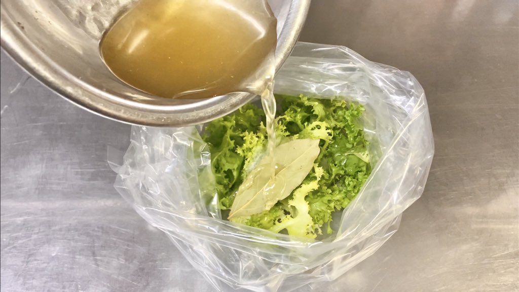 麦ライス シェフ 料理家 嫌いな人も食べてくれる簡単レシピ 美味しいピクルス 白ﾜｲﾝ 70g 酢 40g 砂糖 23g ハーブ類 1gぐらい 無くても可 野菜 全てを混ぜ空気を抜くように液と野菜を袋に入れ冷蔵庫で一晩寝かせて完成 煮沸消毒無しのレシピ