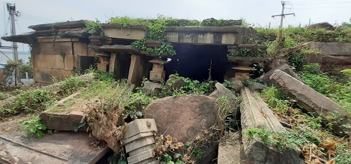 Now sunk into the ground and architectural fragments lying all over the place, the temple was a Trikutalayam with three shrines having a common Mandapam, the space between the shrines bordered with Kakasasana.2/5 @ReclaimTemples  @tsdamindia