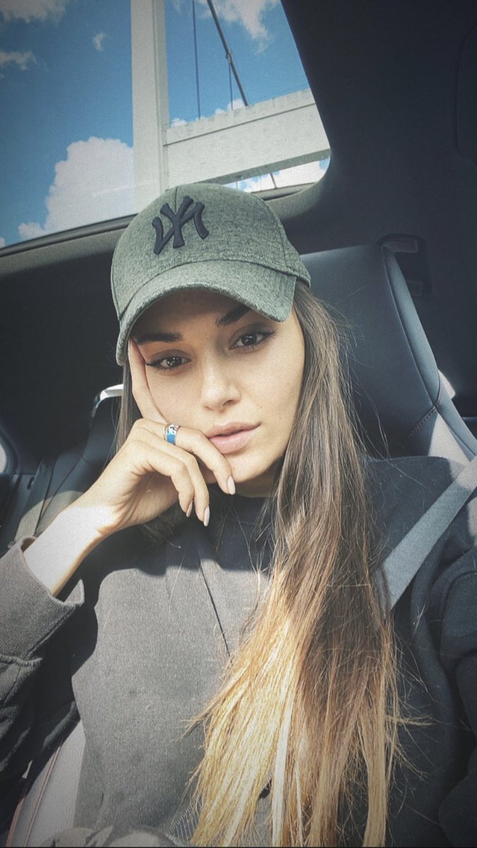 periliiceee's tweet photo. Dümdüz bir selfie ile nasıl bu kadar güzel görünebilirsin ki hanımefendi güzelliğiniz insanda akıl bırakmıyor https://t.co/fAPp11PwCJ