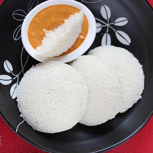 Utara biasanya akan makan: paratha, chapatti, puri, and roti yang diperbuat daripada tepung putih. Selatan akan makan berasaskan beras seperti dosas nasi (gambar) idlis (gambar), vadas and uttapams